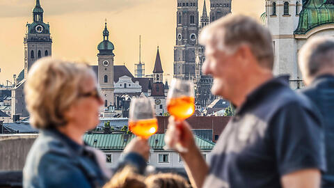 Ob hoch hinaus oder im sch&ouml;nen Innenhof: M&uuml;nchens Gastrosommer hat viel zu bieten.