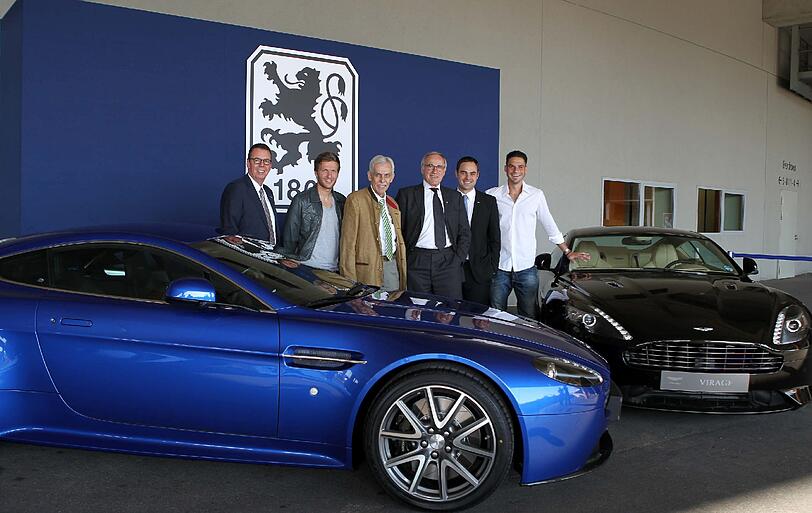 Gruppenbild mit Autos: Funktionäre, Chefs und Spieler mit Autos des neuen Sponsors.