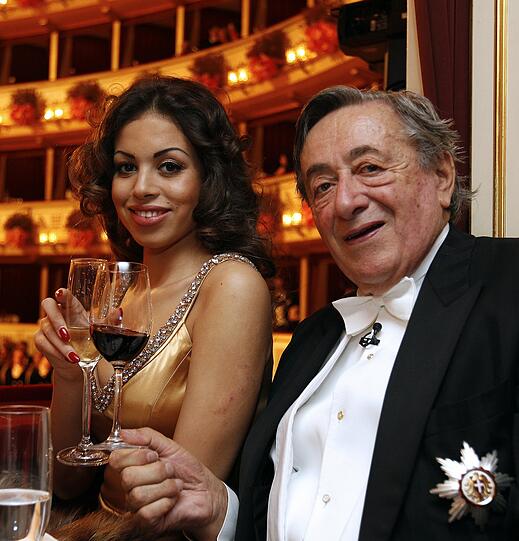 Sie war Richard "Mörtel" Lugners Aufputz für den Opernball: Sehen Sie hier die Bilder von Rubys Auftritt in Wien.