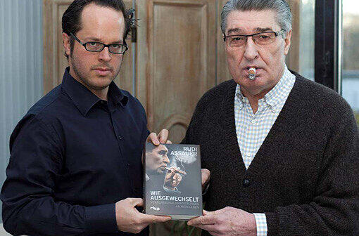 &bdquo;Ich wollte nie etwas mit dieser Krankheit zu tun haben&ldquo;: Rudi Assauer mit AZ-Reporter Patrick Strasser (l.), mit dem er die Autobiografie verfasst hat.