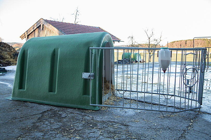 So ein Kunststoffiglu hatte Feuer gefangen. Das Kalb war eingeschlossen.
