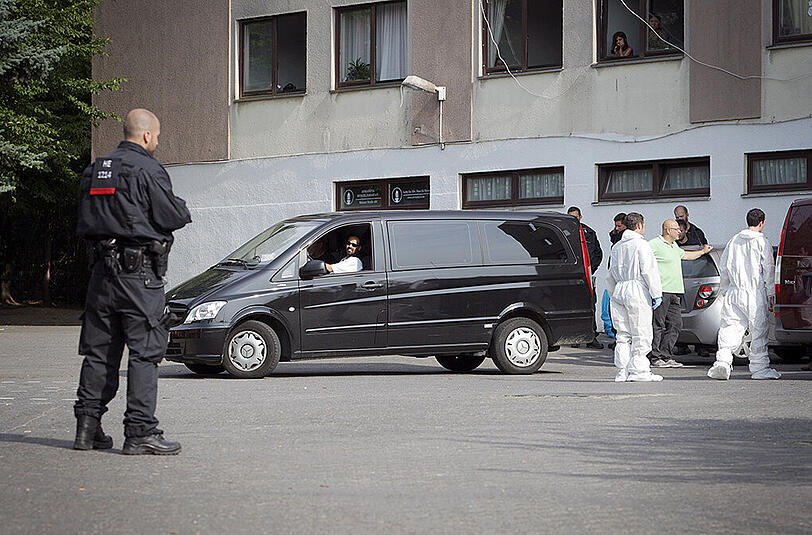In einer Asylbewerber-Unterkunft in Wiesbaden ist eine junge Frau getötet worden.