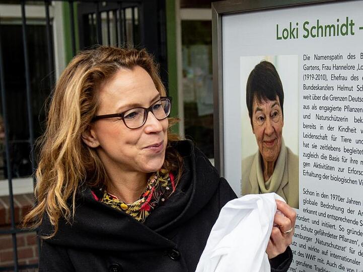 Carola Veit (SPD), Präsidentin der Hamburgischen Bürgerschaft, enthüllt im Botanischen Garten eine Gedenktafel zu Ehren der 2010 gestorbenen Hamburger Ehrenbürgerin Loki Schmidt.