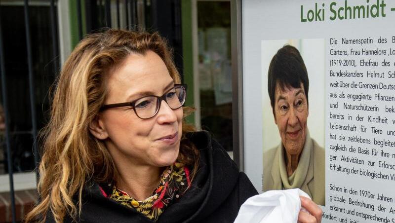 Carola Veit (SPD), Präsidentin der Hamburgischen Bürgerschaft, enthüllt im Botanischen Garten eine Gedenktafel zu Ehren der 2010 gestorbenen Hamburger Ehrenbürgerin Loki Schmidt. Carola Veit (SPD), Präsidentin der Hamburgischen Bürgerschaft, enthüllt im Botanischen Garten eine Gedenktafel zu Ehren der 2010 gestorbenen Hamburger Ehrenbürgerin Loki Schmidt.