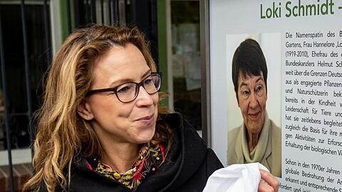 Carola Veit (SPD), Präsidentin der Hamburgischen Bürgerschaft, enthüllt im Botanischen Garten eine Gedenktafel zu Ehren der 2010 gestorbenen Hamburger Ehrenbürgerin Loki Schmidt.