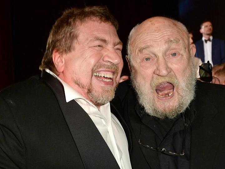 Rolf Hoppe und Armin Rohde (l) haben nach der Verleihung des Deutschen Schauspielerpreises (DSP) in Berlin offenbar Spaß (2015).
