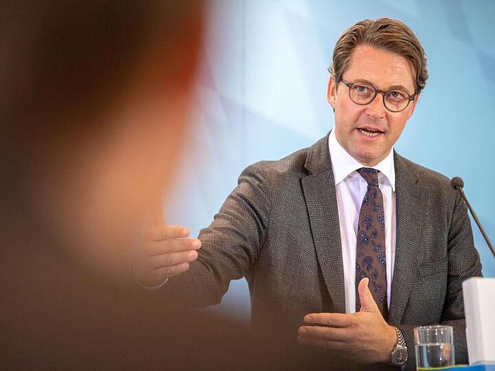 Andreas Scheuer (CSU), Bundesminister für Verkehr und digitale Infrastruktur, spricht. Foto: Lino Mirgeler/Archiv