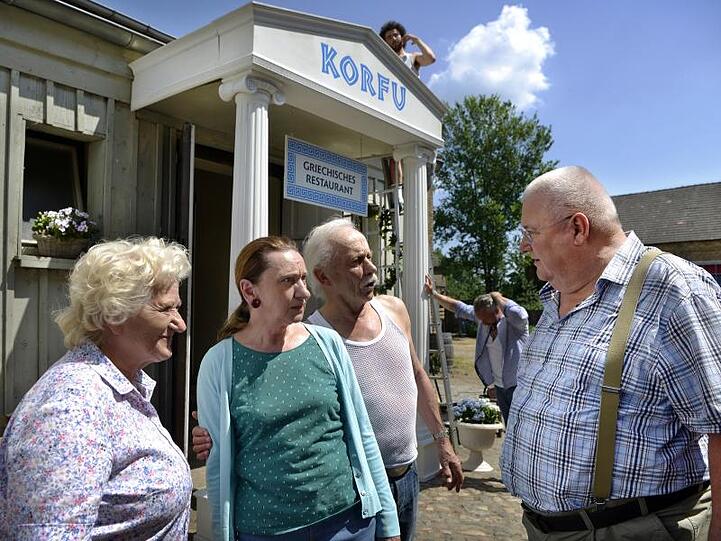 Elsa (Carmen-Maja Antoni, l-r-), Meta (Angelika Böttiger), Rudi (Tilo Prückner) und Horst Krause gehören zu den wichtigsten Figuren in der ARD-Komödie "Krauses Hoffnung". Bei den Einschaltquoten holte sie den zweiten Platz.