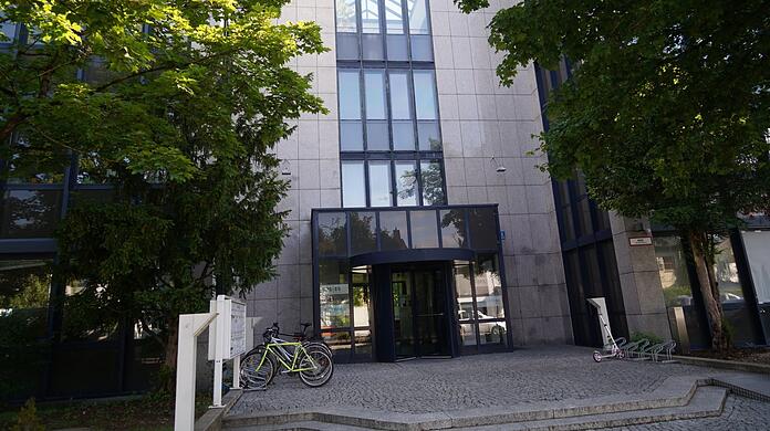 Die private Realschule ist in diesem Bürohaus in Trudering untergebracht. Seit 1. Mail läuft das Insolvenzverfahren.