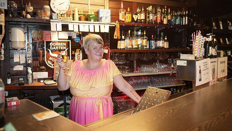 Darauf ein Gläschen: Elke Seifert feiert mit ihrem Ochsengarten Jubiläum.