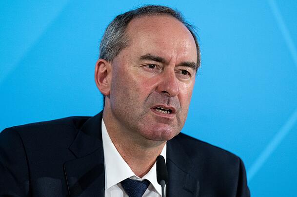 Hubert Aiwanger (Freie Wähler), Wirtschaftsminister von Bayern, spricht ins Mikrofon. Hubert Aiwanger (Freie Wähler), Wirtschaftsminister von Bayern, spricht ins Mikrofon.