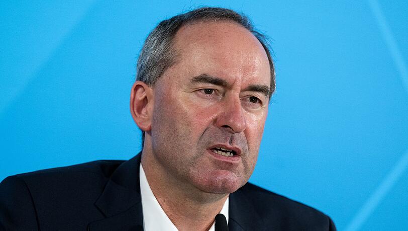 Hubert Aiwanger (Freie Wähler), Wirtschaftsminister von Bayern, spricht ins Mikrofon. Hubert Aiwanger (Freie Wähler), Wirtschaftsminister von Bayern, spricht ins Mikrofon.