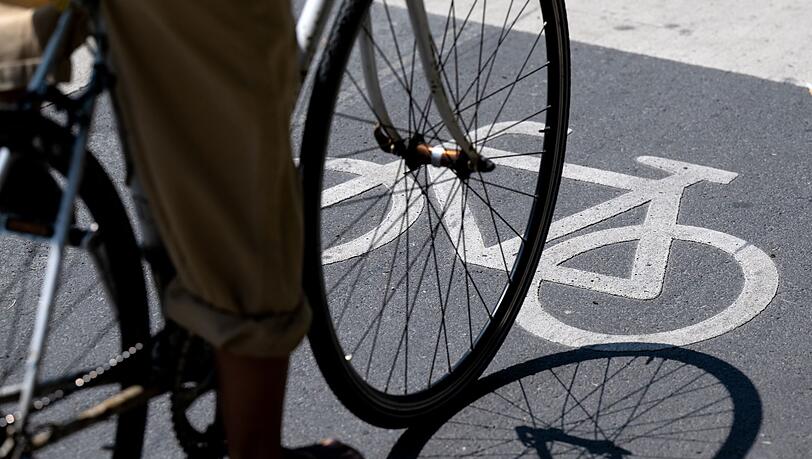Auf dem Regentalradweg soll ein Radfahrer mehrfach andere Menschen angespuckt haben. (Symbolbild)
