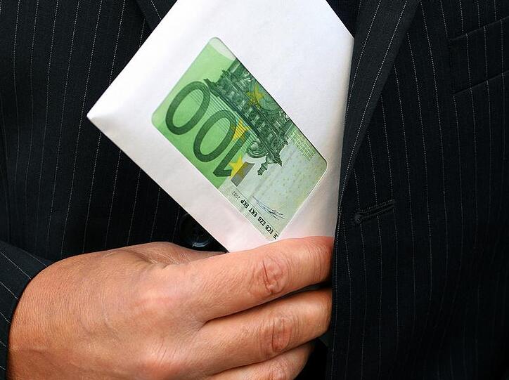 Zukünftig können Manager-Boni. beschränkt oder komplett untersagt werden, wenn bestimmte Anforderungen nicht erfüllt sind.