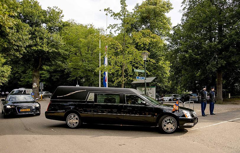 Bereits Freitag Morgen erreichte der Wagen mit dem Sarg den Friedhof in In Lage Vuursche.