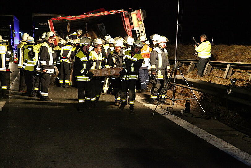 Ein LKW verunfallt auf der A 8 bei Frasdorf: Vollsperrung.