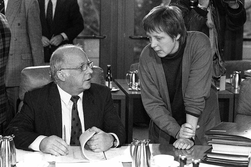 Geburtstag: Angela Merkel wird 60 Jahre alt! Hier gibt's die kultigsten Merkel-Fotos zum Durchklicken...