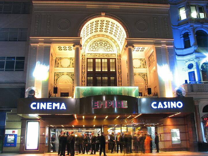 Das wohl bekannteste West End der Welt liegt in London. Ein Theaterviertel im Zentrum. Hier ist ein Kino und Casino am Leicester Square zu sehen.