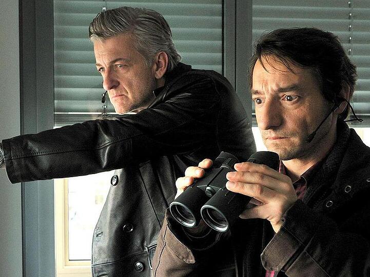Die "Tatort"-Ermittler Ritter und Stark beobachten die Geldübergabe