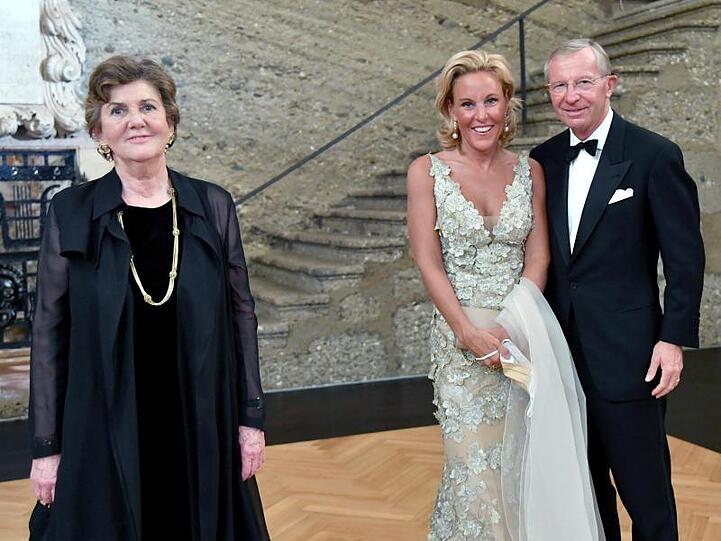 Ohne Masken - aber mit Abstand: Festspielpräsidentin Helga Rabl-Stadler (l), Salzburgs Landeshauptmann Wilfried Haslauer und Ehefrau Christina Rößlhuber.