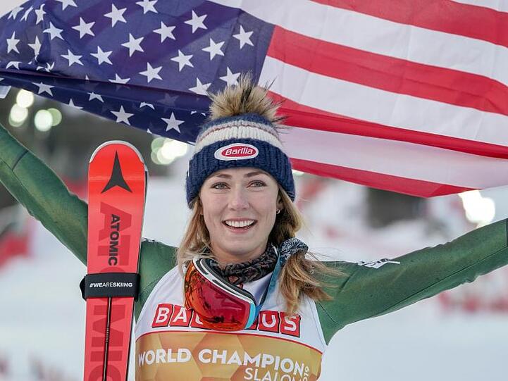 Die US-Amerikanerin Mikaela Shiffrin ist durch Rennabsagen unverhofft früh Siegerin im Gesamt-Welcup geworden.