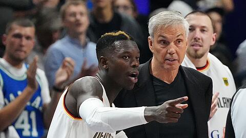 Bundestrainer Gordon Herbert (r) bespricht sich mit Dennis Schröder.