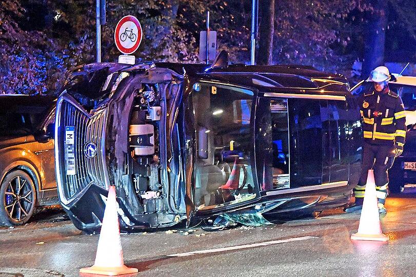 Bei einem Unfall in der St.-Martin-Straße kippte dieser Lexus am Morgen um.