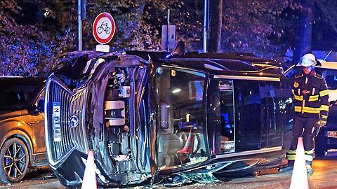 Bei einem Unfall in der St.-Martin-Straße kippte dieser Lexus am Morgen um.