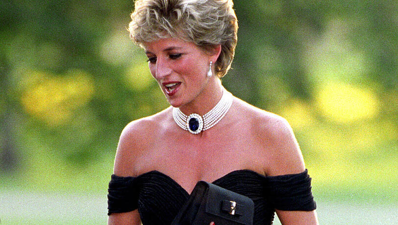 Diana, damals noch Prinzessin von Wales, trug ihr "Rache-Kleid" bei einer Gartenparty 1994. Diana, damals noch Prinzessin von Wales, trug ihr "Rache-Kleid" bei einer Gartenparty 1994.