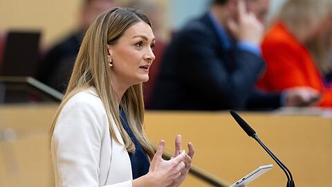 Judith Gerlach (CSU), Gesundheitsministerin von Bayern, spricht im bayerischen Landtag während einer Plenarsitzung.