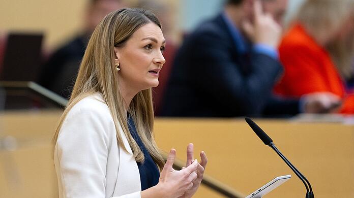 Judith Gerlach (CSU), Gesundheitsministerin von Bayern, spricht im bayerischen Landtag während einer Plenarsitzung.
