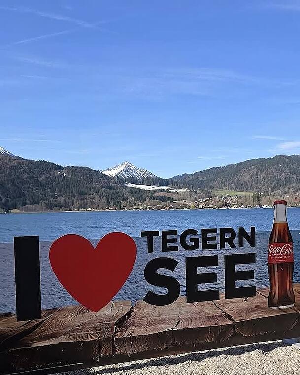 F&uuml;r Erinnerungsfotos vom Tegernsee: mit gro&szlig;em Herz, Wasser und Bergen im H&iacute;ntergrund.
