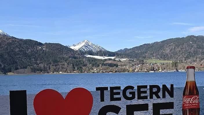 F&uuml;r Erinnerungsfotos vom Tegernsee: mit gro&szlig;em Herz, Wasser und Bergen im H&iacute;ntergrund.