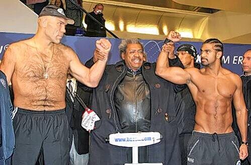 Der eine wirkt austrainiert, ist aber ziemlich klein. Der andere ist der Weltmeister: Valuev (l.) und Haye mit Don King beim Wiegen.