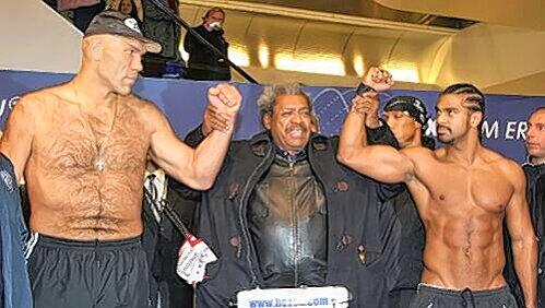 Der eine wirkt austrainiert, ist aber ziemlich klein. Der andere ist der Weltmeister: Valuev (l.) und Haye mit Don King beim Wiegen. Der eine wirkt austrainiert, ist aber ziemlich klein. Der andere ist der Weltmeister: Valuev (l.) und Haye mit Don King beim Wiegen.