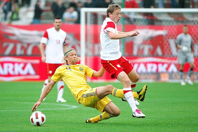 Anatolij Tymoshchuk (l.), der Superstar der Ukraine, hier im Spiel gegen Polen.