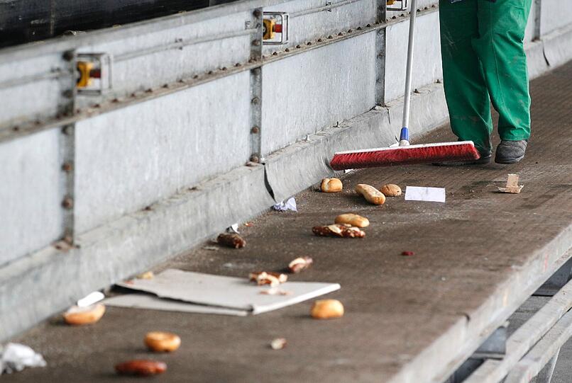 Mitarbeiter von Müller-Brot reinigen am Donnerstag (08.03.2012) im Produktionsgebäude der Müller-Brot GmbH in Neufahrn. Nach jahrelangen Hygieneproblemen hatten die Aufsichtsbehörden die Müller-Brot-Fabrik in Neufahrn bei München Ende Januar 2012 geschlossen. Wenige Wochen später meldete das Unternehmen Insolvenz an.
