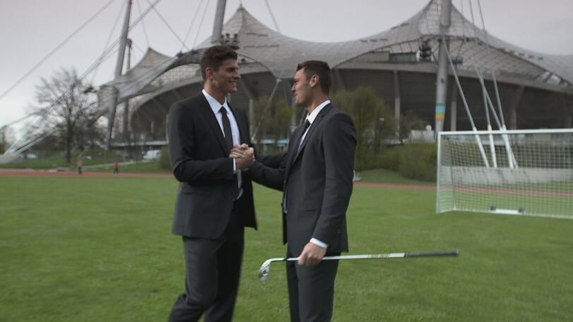 Nette Werbekampagne von Hugo Boss: Martin Kaymer und Mario Gomez stacheln sich gegenseitig zu artistischen Höchstleistungen auf.