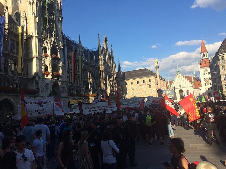 Hunderte demonstrieren gegen die Bagida-Kundgebung.