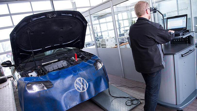Ein VW Passat TDI mit Dieselmotor wird in einer Werkstatt nachgerütstet.