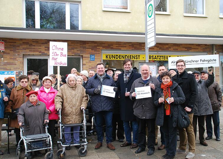 Wieder-Einweihung mit prominenter Besetzung: Die Moosacher feiern an der Andernacher Straße.