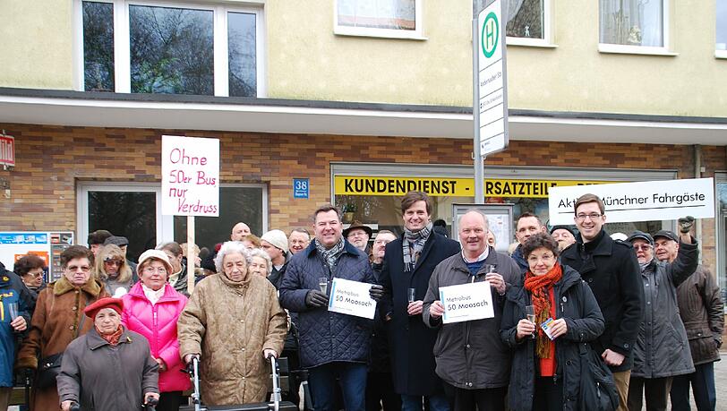 Wieder-Einweihung mit prominenter Besetzung: Die Moosacher feiern an der Andernacher Straße. Wieder-Einweihung mit prominenter Besetzung: Die Moosacher feiern an der Andernacher Straße.