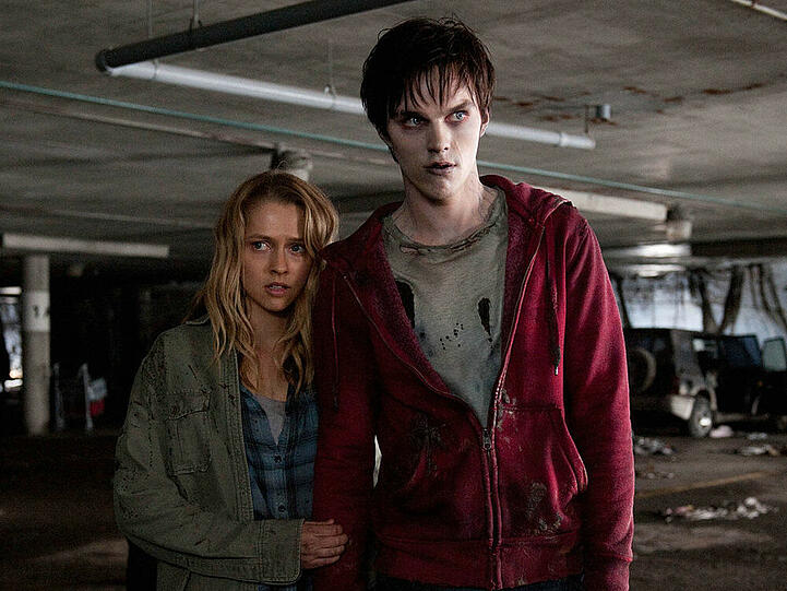 "Warm Bodies": R (N. Hoult) ist ein Zombie - er und die menschliche Julie (T. Plamer) mögen sich trotzdem