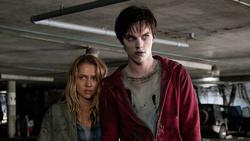"Warm Bodies": R (N. Hoult) ist ein Zombie - er und die menschliche Julie (T. Plamer) mögen sich trotzdem "Warm Bodies": R (N. Hoult) ist ein Zombie - er und die menschliche Julie (T. Plamer) mögen sich trotzdem