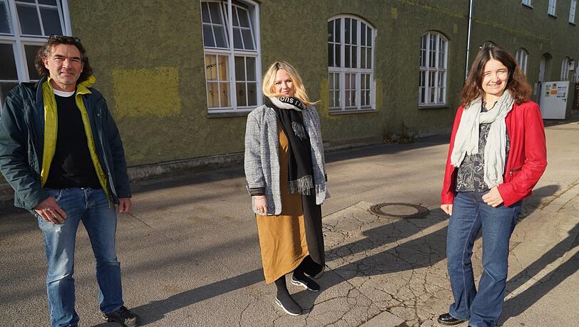 (V.l.) Der Künstler Corbinian Böhm und die Stadträtinnen Mona Fuchs (Grüne) und Kathrin Abele (SPD). (V.l.) Der Künstler Corbinian Böhm und die Stadträtinnen Mona Fuchs (Grüne) und Kathrin Abele (SPD).