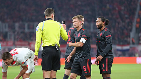 Der Bayern-Kapitän schiebt nach dem aus seiner Sicht fragwürdigen Ausgleichstor Frust: Joshua Kimmich im Disput mit Schiedsrichter Daniel Siebert.