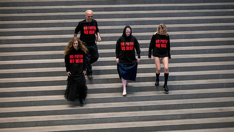Drei Mitglieder der russischen Band Pussy Riot treten im Rahmen der Flatz-Retrospektive in der Pinakothek auf.