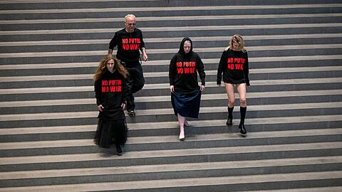 Drei Mitglieder der russischen Band Pussy Riot treten im Rahmen der Flatz-Retrospektive in der Pinakothek auf.