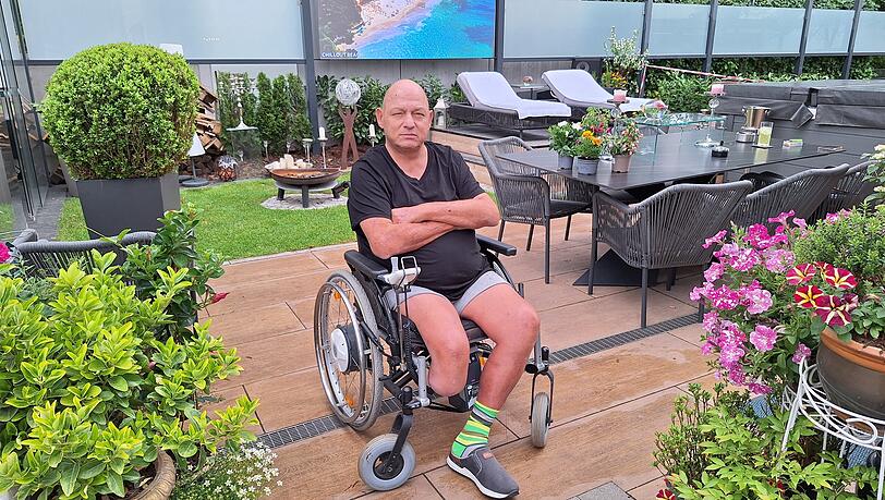 Event-Guru und Society-Liebling Michael Ecker in seinem Zuhause. Eine halbe Million Euro hat er nach eigenen Angaben in sein barrierefreies Domizil mit Aufzug, rollstuhlgerechter Küche, Whirlpool und Hightech-Leinwand gesteckt.