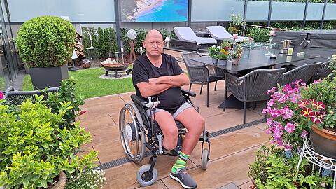 Event-Guru und Society-Liebling Michael Ecker in seinem Zuhause. Eine halbe Million Euro hat er nach eigenen Angaben in sein barrierefreies Domizil mit Aufzug, rollstuhlgerechter Küche, Whirlpool und Hightech-Leinwand gesteckt.